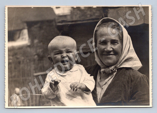 Pohlednice Etnografická žena s dítětem venkov (M19867)