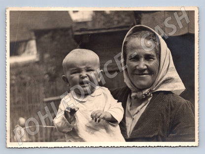 Pohlednice žena s dítětem venkov černobílá (M19868)