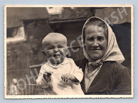 Pohlednice žena s dítětem venkov černobílá (M19868)
