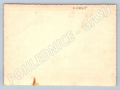 Pohlednice žena s dítětem venkov černobílá (M19868)