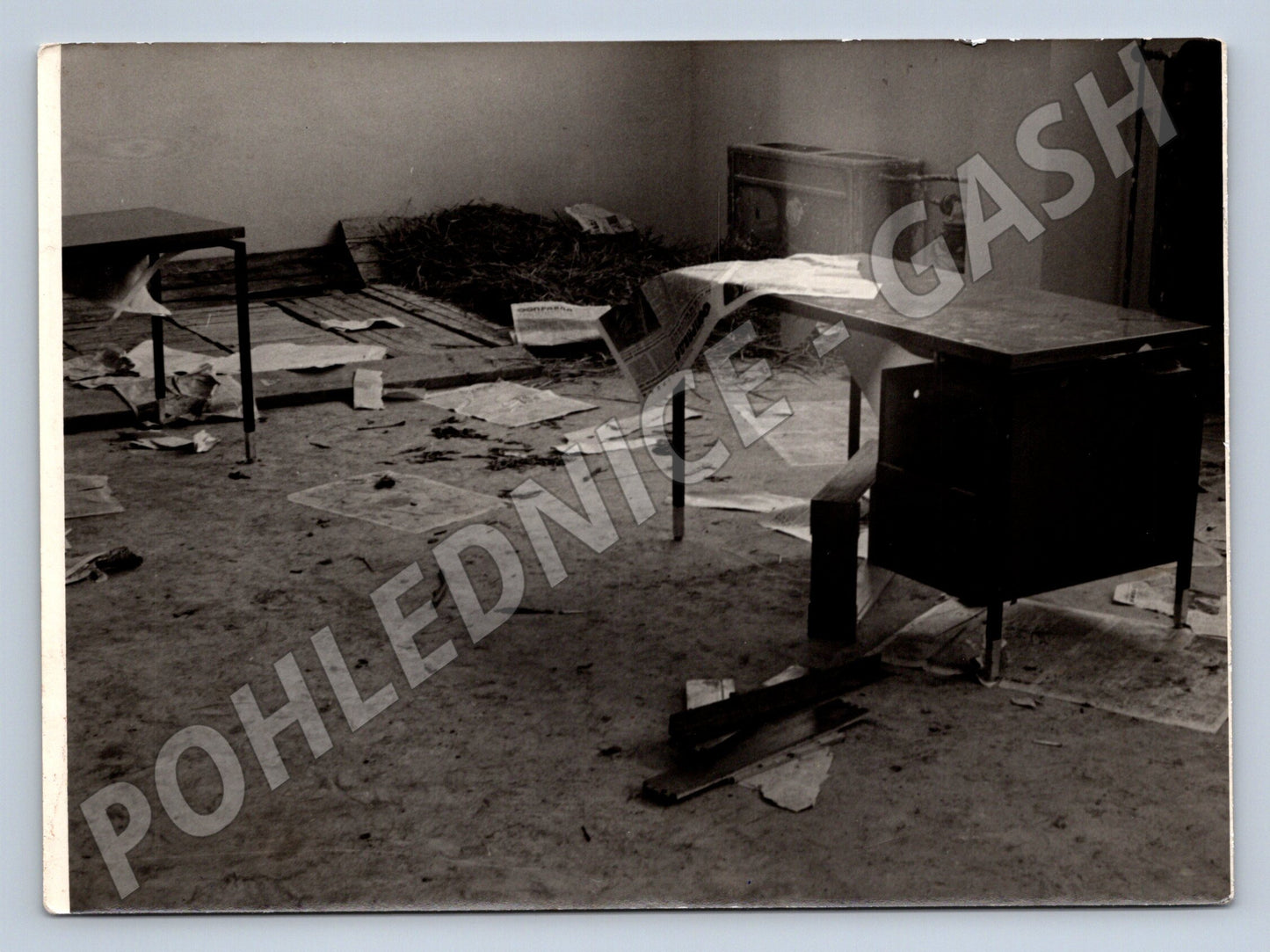 Pohlednice Černobílá interiér opuštěné místnosti malý formát  (M19881)