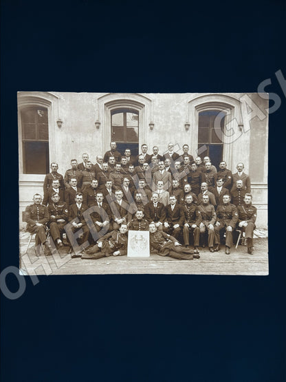 Stará fotografie skupina uniformovaných mužů s emblémem (M19909)