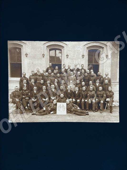 Stará fotografie skupina uniformovaných mužů s emblémem (M19909)