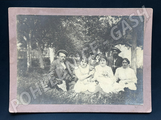 Stará fotografie skupina lidí s psem pod stromy (M19910)