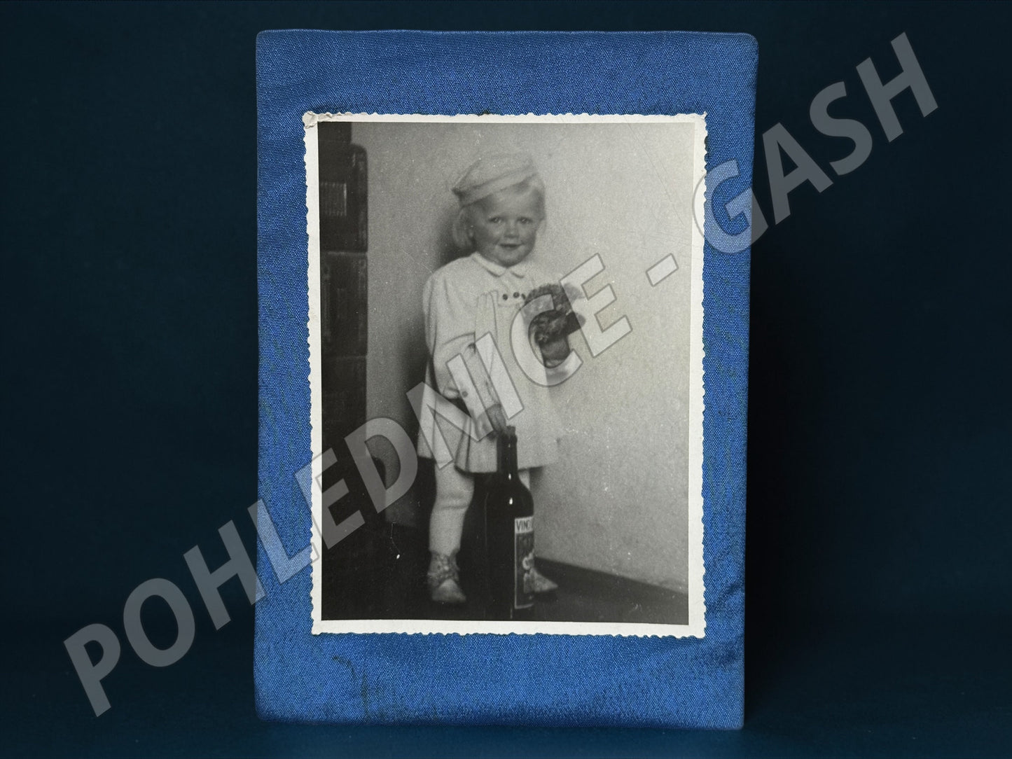 Stará fotografie dítě s lahví a květinami (M19913)