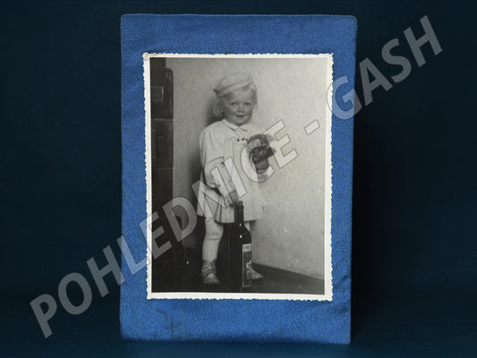 Stará fotografie dítě s lahví a květinami (M19913)