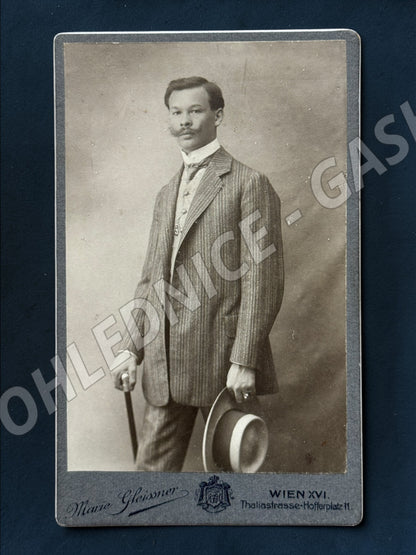 Stará fotografie Vídeň muž s knírkem klobouk a hůl (M19926)