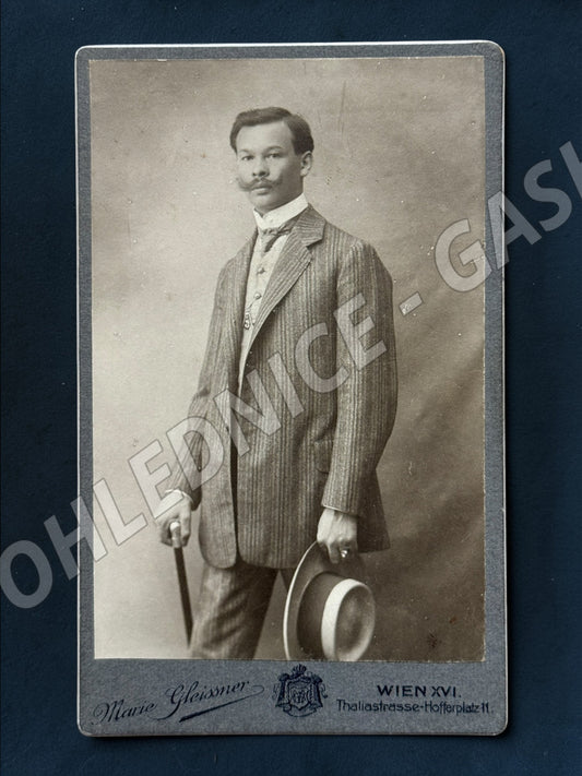Stará fotografie Vídeň muž s knírkem klobouk a hůl (M19926)