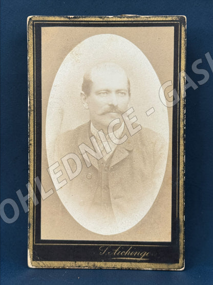 Fotografie Gross-Siegharts muž s knírem ateliér J. Aichinger (M19938)