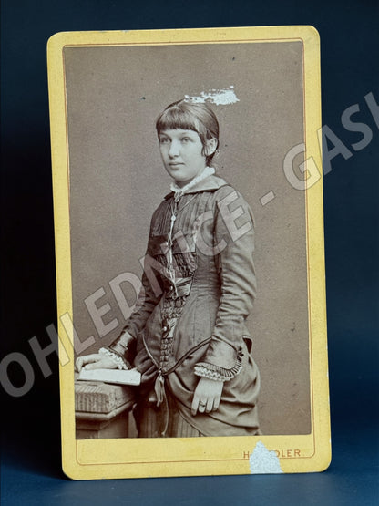Stará fotografie Praha mladá žena ateliér H. Fiedler (M19946)