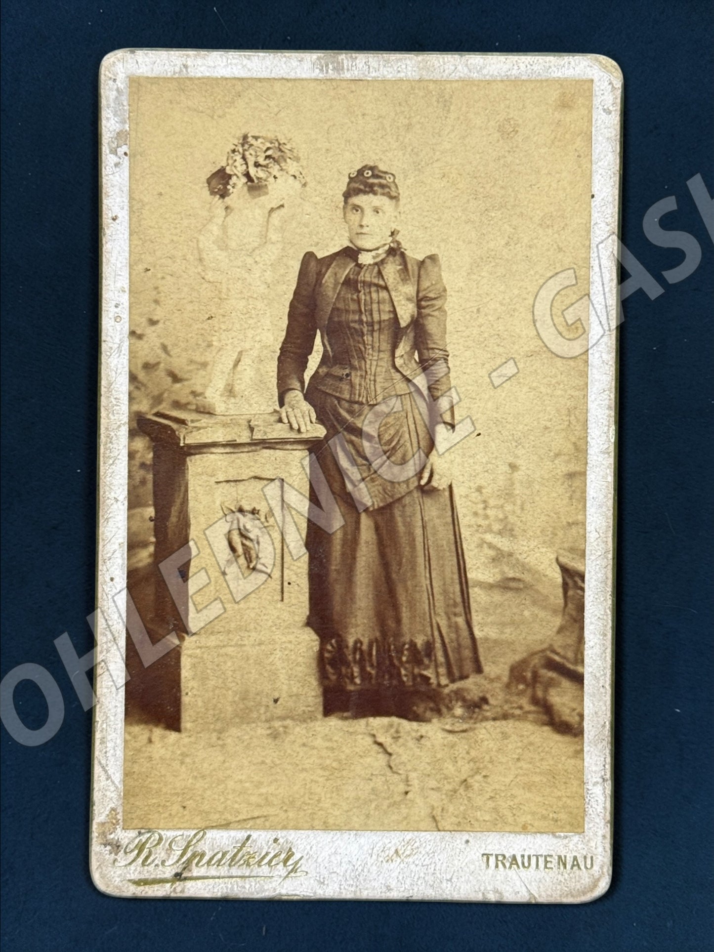 Stará fotografie Trutnov žena s bustou v ateliéru (M19947)
