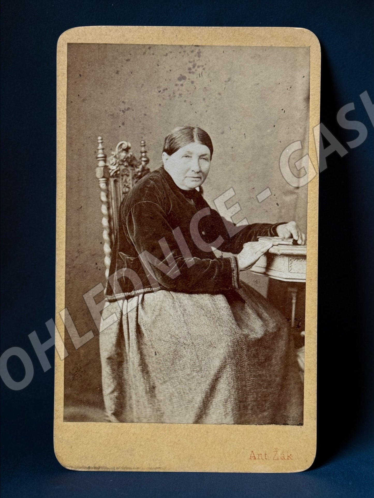 Stará fotografie Praha starší dáma ateliér Ant. Žák (M19950)