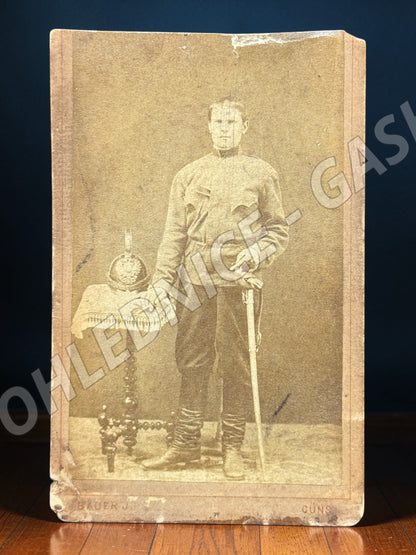 Stará fotografie Güns voják v uniformě s šavlí a helmou (M19958)