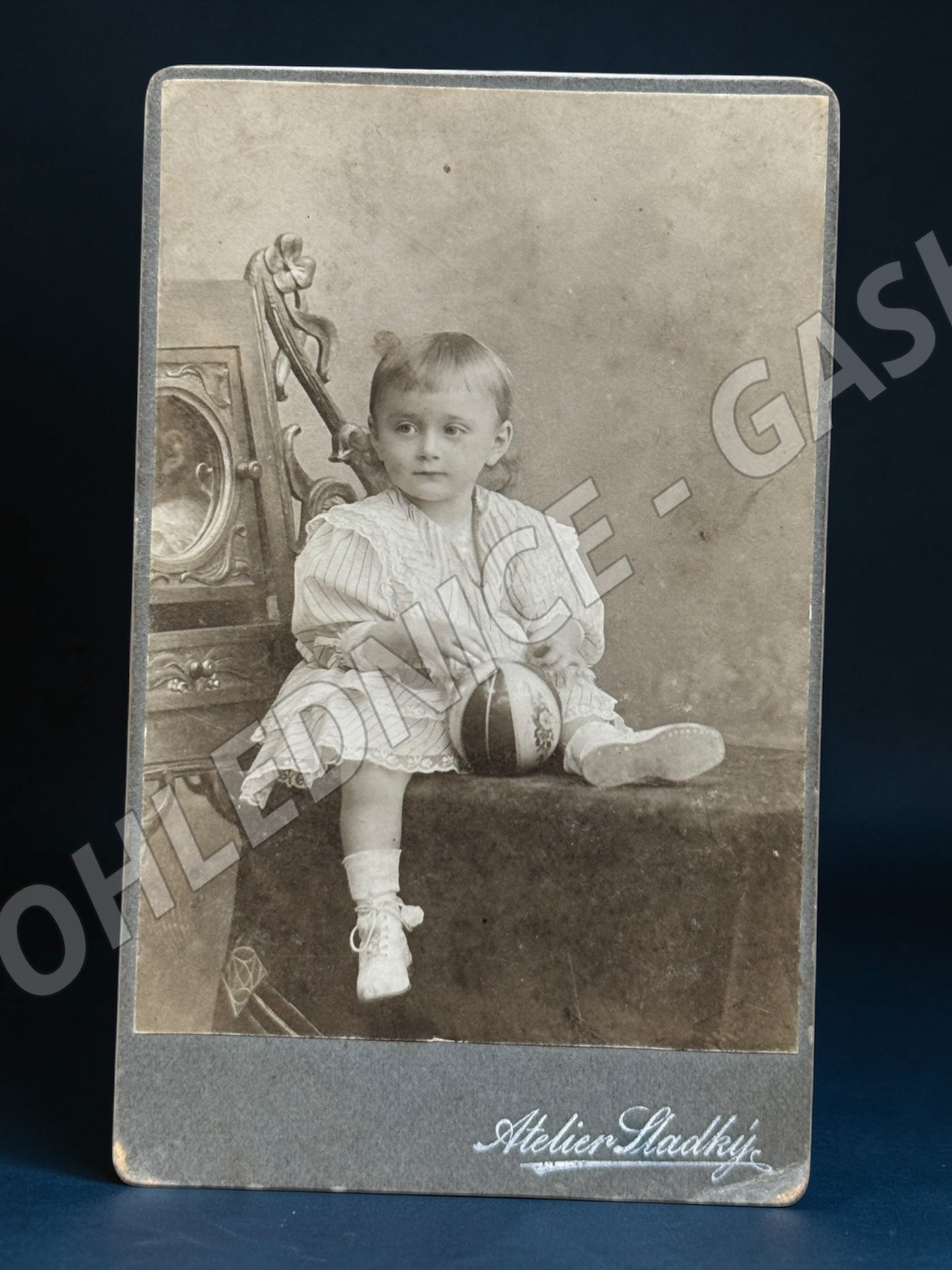 Stará fotografie Hodonín dítě s míčem (M19969)
