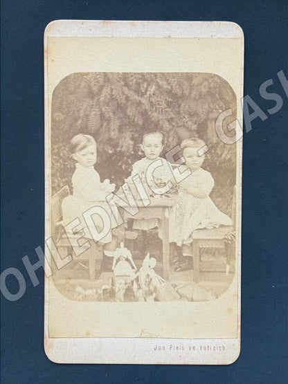 Stará fotografie Votice tři děti u stolu (M19970)