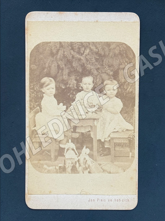 Stará fotografie Votice tři děti u stolu (M19970)