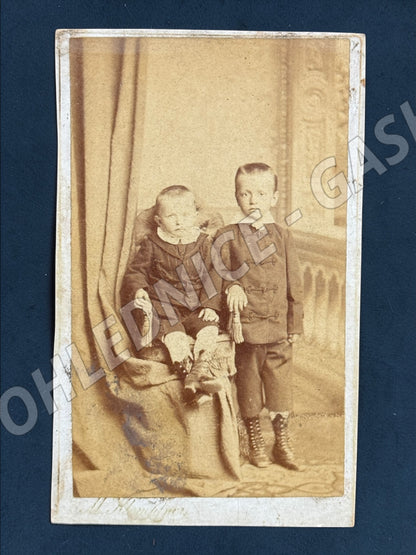 Stará fotografie Praha dva chlapci ateliér M. Klempfner (M19973)