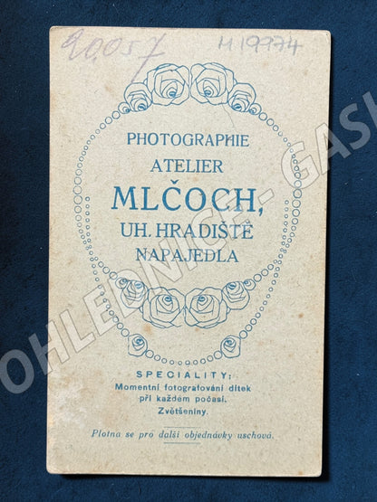 Fotografie Uh. Hradiště dívka s květinami ateliér Mlčoch (M19974)