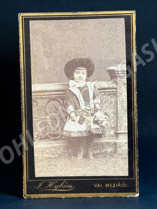 Stará fotografie Val. Meziříčí dítě v klobouku (M19977)