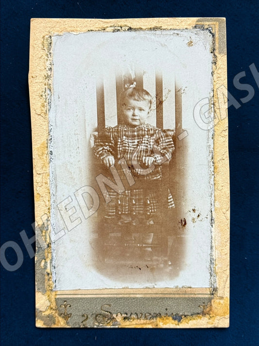 Stará fotografie dítě sedící na židli (M19979)