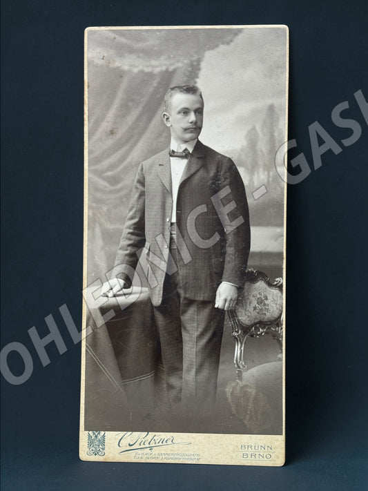 Stará fotografie Brno mladý muž ateliér C. Pietzner (M19985)