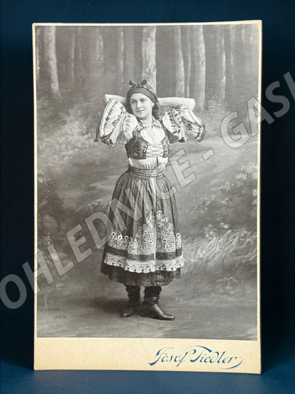 Stará fotografie Praha žena v kroji ateliér Josef Fiedler (M19994)