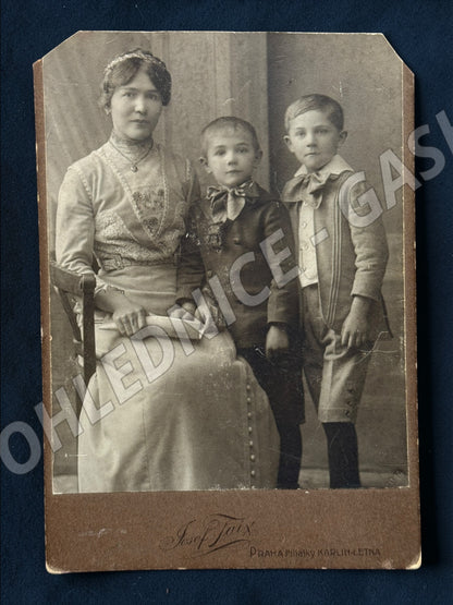 Stará fotografie Praha žena se dvěma chlapci ateliér J. Taus (M20012)