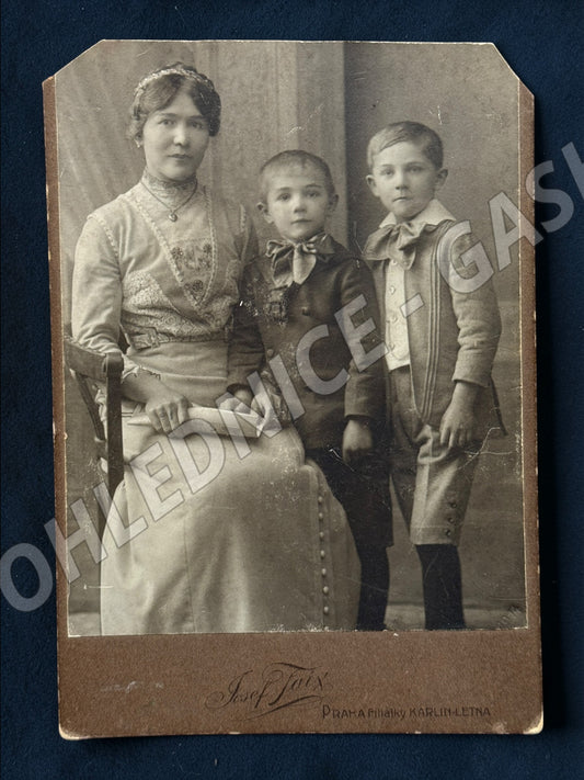 Stará fotografie Praha žena se dvěma chlapci ateliér J. Taus (M20012)