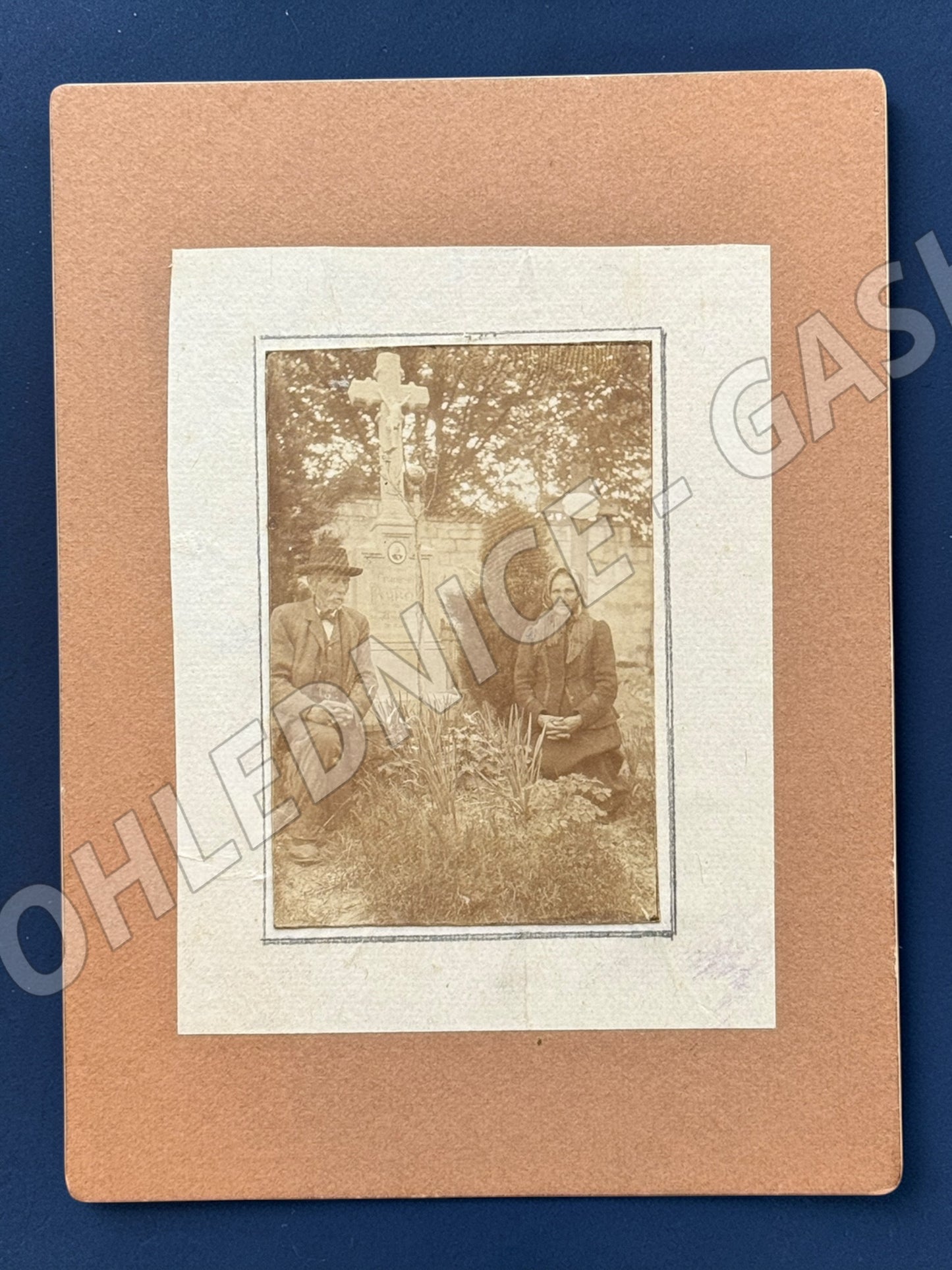 Stará fotografie pár u hrobu/kříže (M20016)
