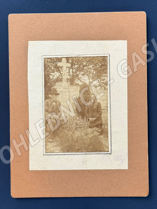 Stará fotografie pár u hrobu/kříže (M20016)