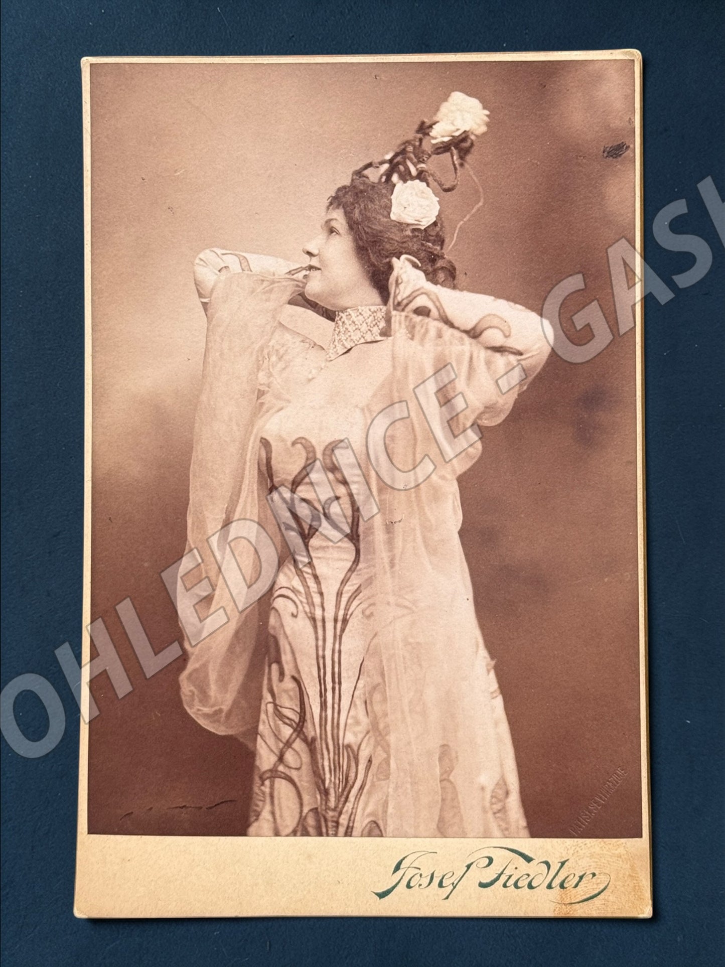 Stará fotografie Praha ateliér Josef Fiedler žena květiny (M20020)