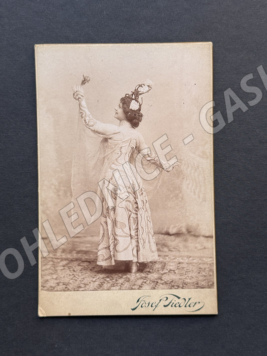 Stará fotografie Praha žena v kostýmu ateliér Josef Fiedler (M20027)