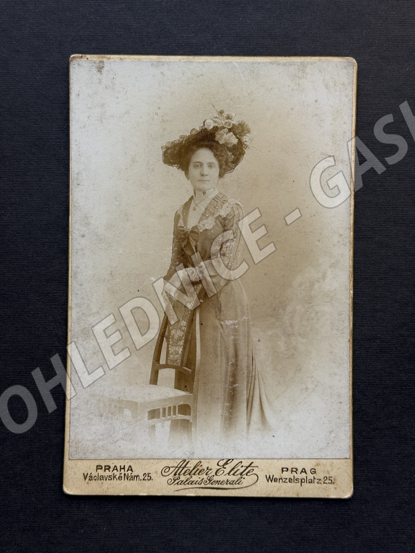 Stará fotografie Praha mladá žena s kloboukem ateliér Elite (M20029)