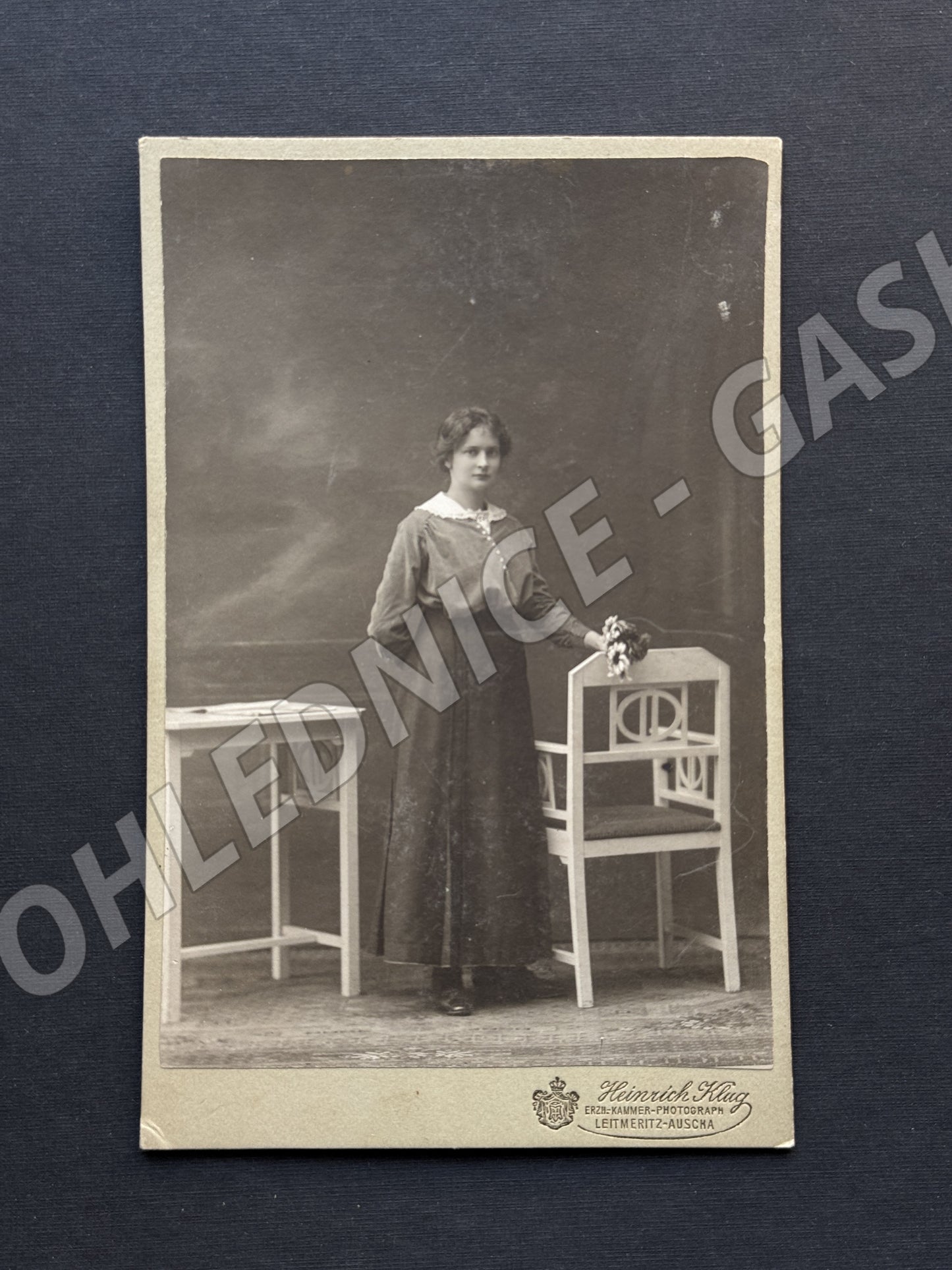 Stará fotografie Litoměřice mladá žena s kyticí (M20030)