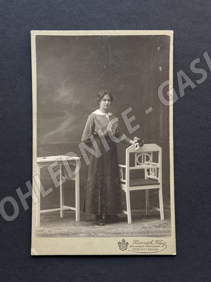 Stará fotografie Litoměřice mladá žena s kyticí (M20030)
