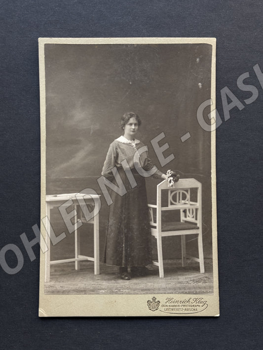 Stará fotografie Litoměřice mladá žena s kyticí (M20030)