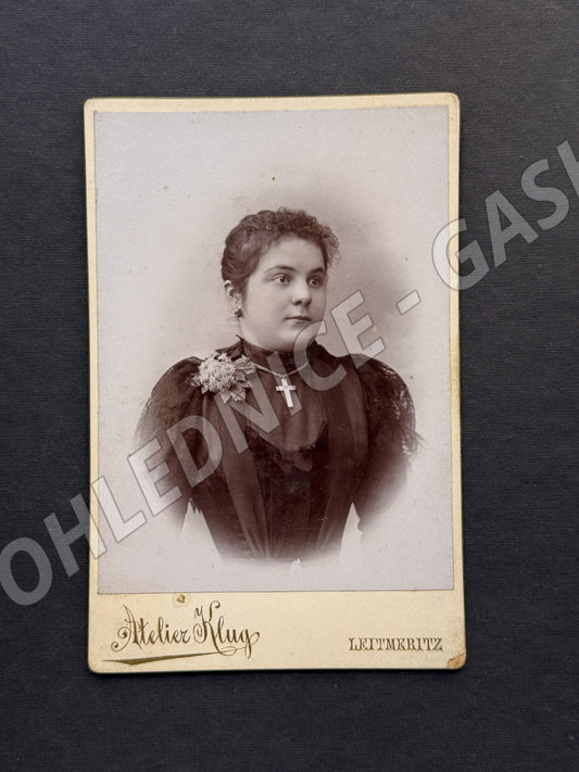Stará fotografie Litoměřice mladá žena ateliér Klug (M20031)
