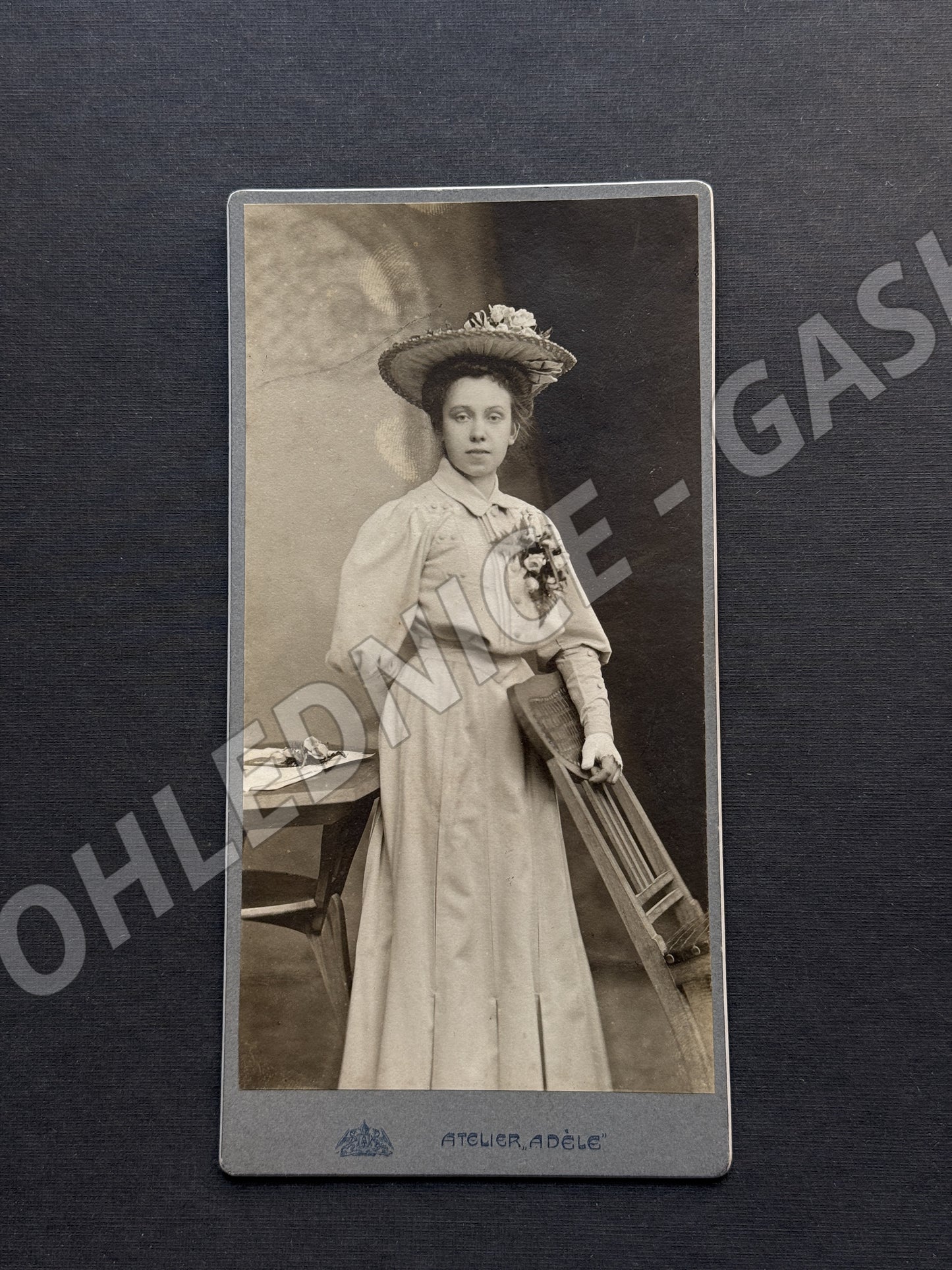 Stará fotografie mladá žena v klobouku ateliér Adele (M20035)