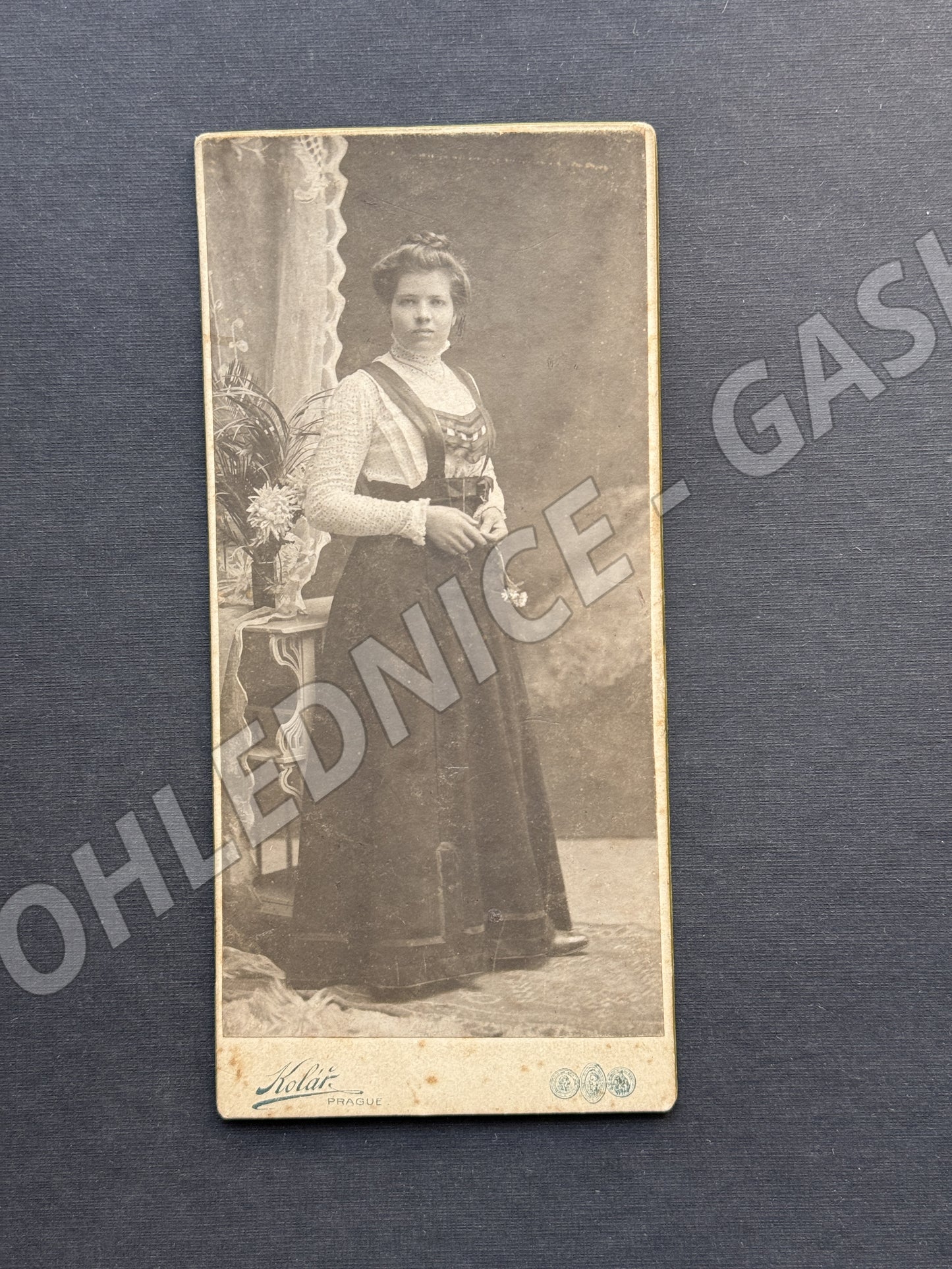 Stará fotografie Praha žena s květinou ateliér Kolar (M20038)