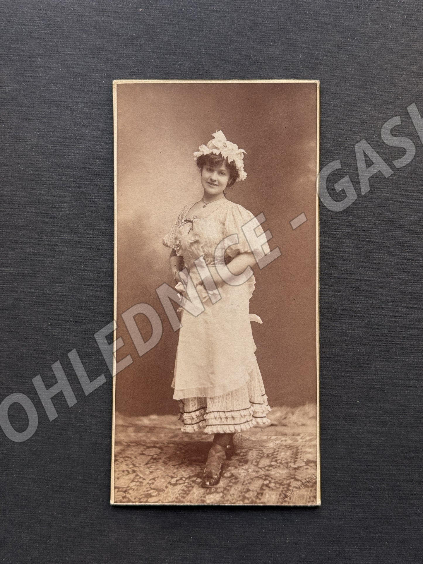 Stará fotografie Praha mladá žena v kostýmu ateliér Pfeifer (M20039)