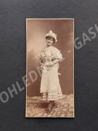 Stará fotografie Praha mladá žena v kostýmu ateliér Pfeifer (M20039)