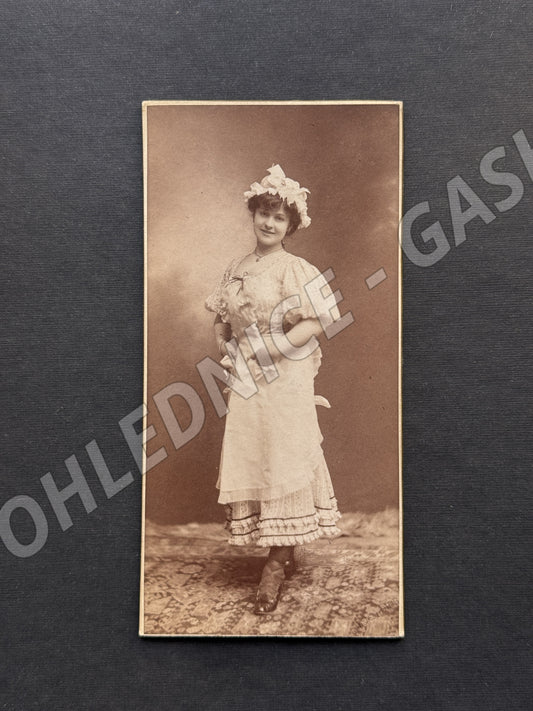 Stará fotografie Praha mladá žena v kostýmu ateliér Pfeifer (M20039)