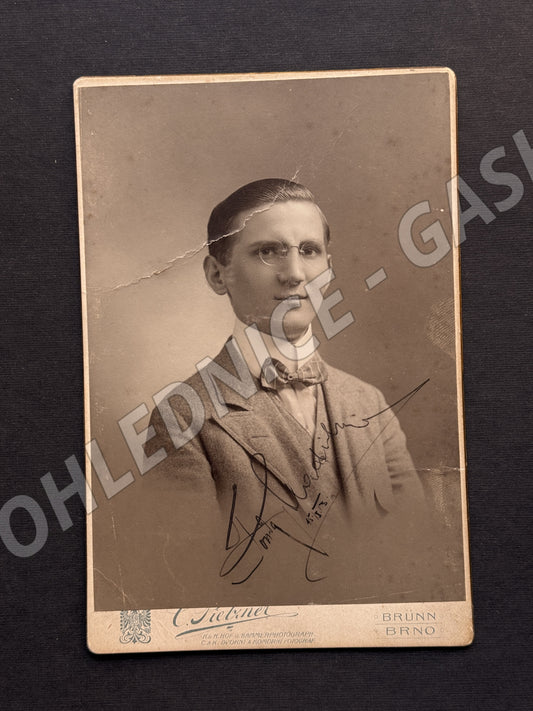 Stará fotografie Brno portrét muže v brýlích ateliér Pietzner (M20046)