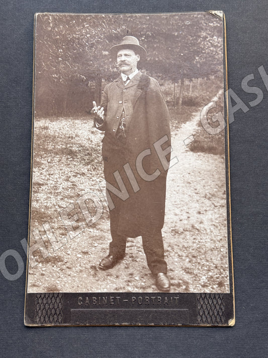 Stará fotografie muže v obleku a klobouku (M20050)