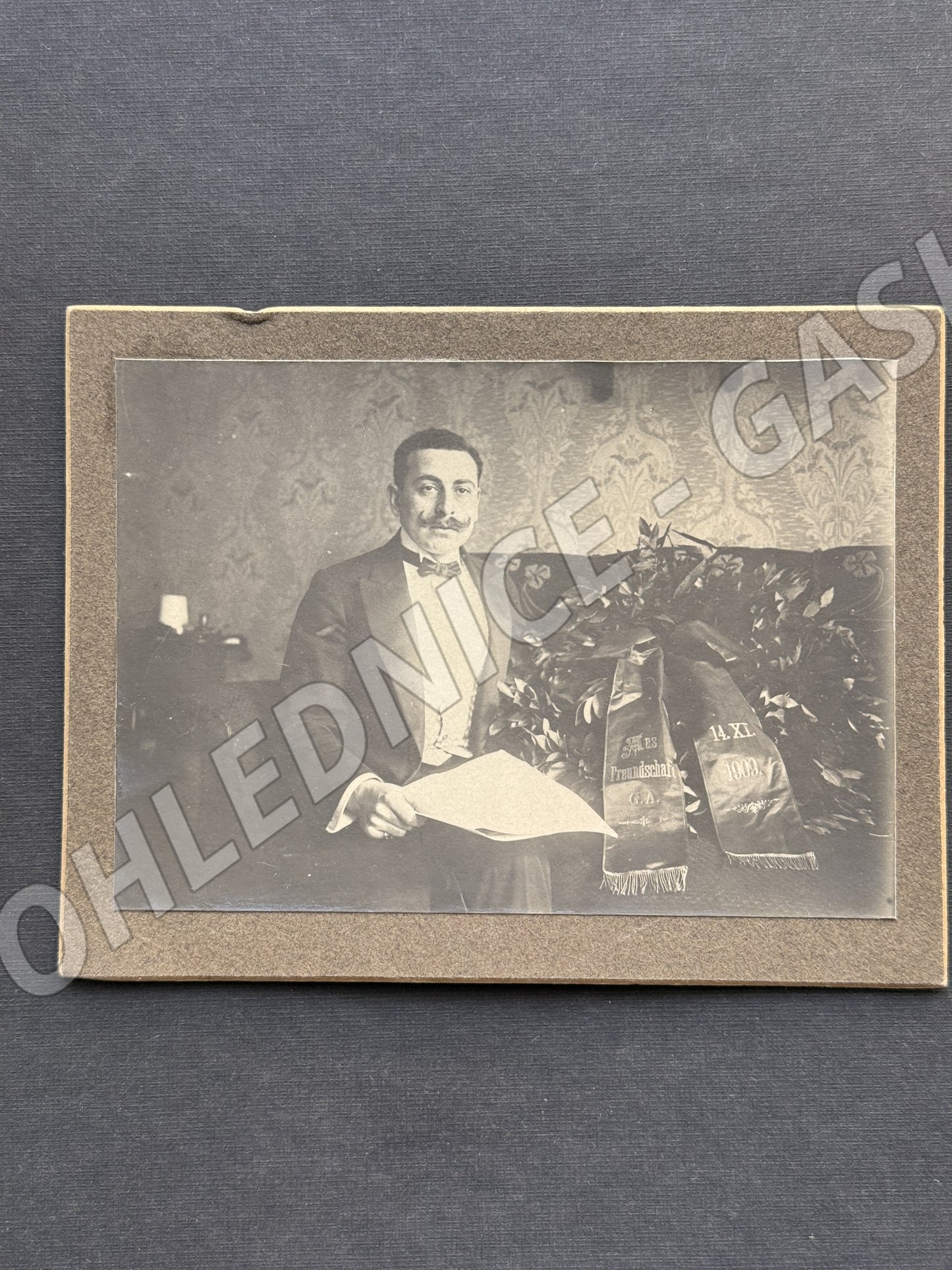 Fotografie muž v obleku s nápisy 'Freundschaft' a datem 1900 (M20052)