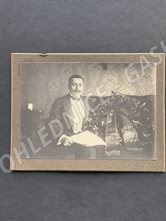 Fotografie muž v obleku s nápisy 'Freundschaft' a datem 1900 (M20052)