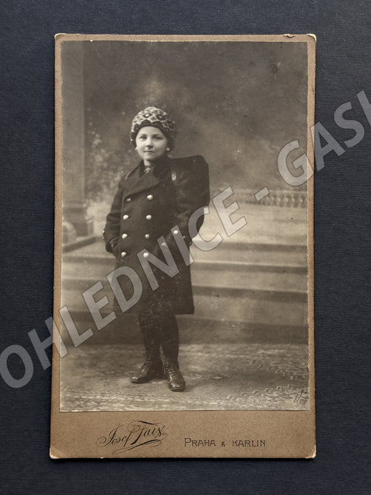 Stará fotografie Praha Karlín dítě v zimním oblečení (M20054)
