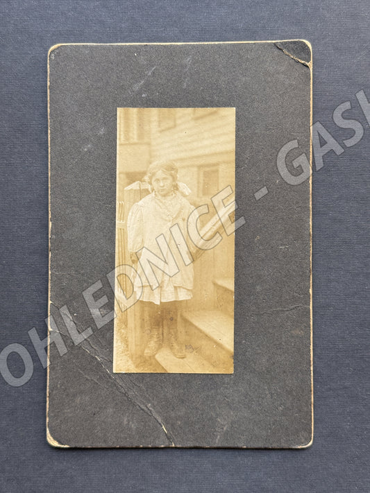 Stará fotografie dívka v šatech ateliérová (M20057)