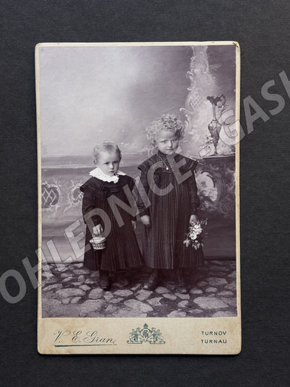 Stará fotografie Turnov dvě děti s kyticí a košíkem 1904 (M20058)