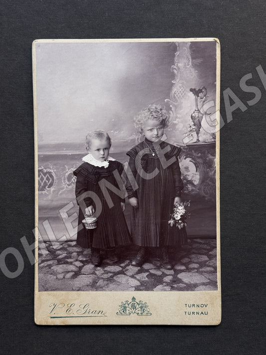 Stará fotografie Turnov dvě děti s kyticí a košíkem 1904 (M20058)